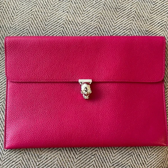 Authentic Alexander McQueenSkull leather clutch
Hot pink Leather - Picture 1 of 6
